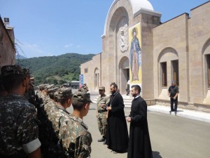 Նորակոչիկները սրբապատկերներ և խաչեր ստացան Մասիսի ուխտավորներից